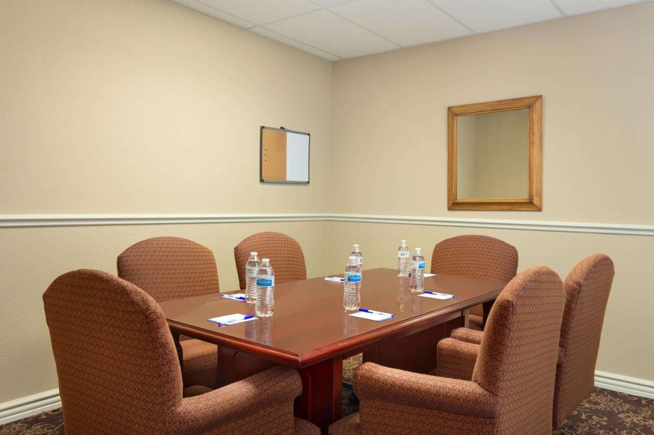Baymont By Wyndham Wichita East Otel Dış mekan fotoğraf